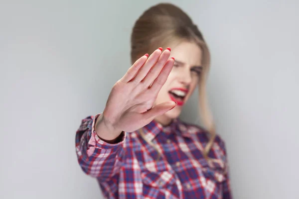 Mujer Enojada Con Gesto Rechazo Prohibición Sobre Fondo Gris — Foto de Stock