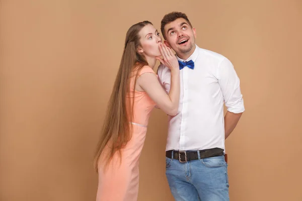 Hermosa Mujer Vestido Rosa Que Dice Secreto Hombre Guapo Camisa — Foto de Stock