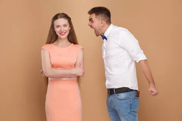 Loco Joven Camisa Blanca Pie Gritando Mujer Vestido Rosa Sobre — Foto de Stock