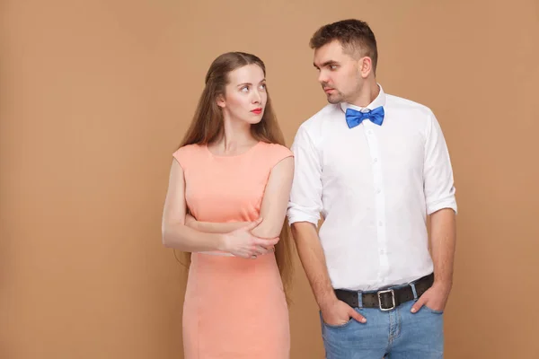 Retrato Hombre Guapo Camisa Blanca Lazo Azul Con Hermosa Mujer —  Fotos de Stock