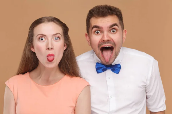 Portrait Drôle Jeune Couple Regardant Caméra Avec Grands Yeux Étonnés — Photo