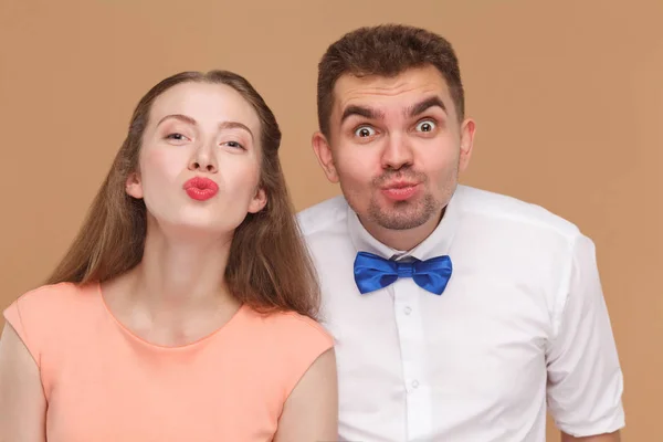 Retrato Pareja Joven Mirando Cámara Con Caras Divertidas Besándose Con — Foto de Stock