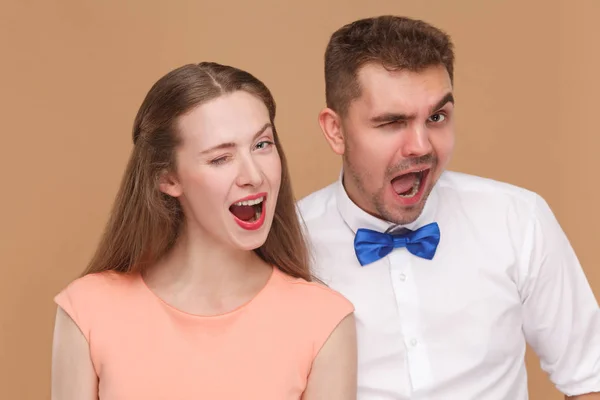 Retrato Hombre Guapo Hermosa Mujer Mirando Cámara Con Caras Divertidas — Foto de Stock