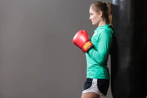 Krásný Mladý Sportovec Žena Shromážděné Tmavě Hnědé Vlasy Opíraje Boxovací — Stock fotografie