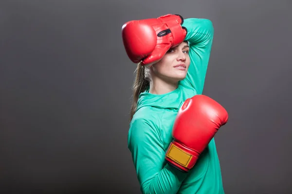 Retrato Placer Joven Atleta Mujer Con Pelo Recogido Pie Posición — Foto de Stock