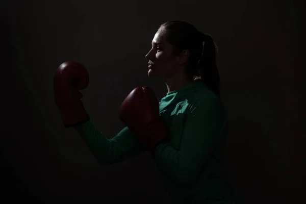 Boční Pohled Mladý Boxer Žena Zeleném Sportu Opotřebení Červené Rukavice — Stock fotografie