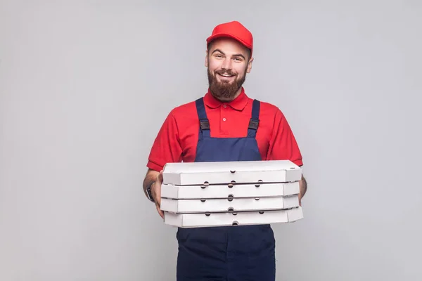 Joven Repartidor Logístico Sonriente Con Barba Uniforme Azul Camiseta Roja —  Fotos de Stock