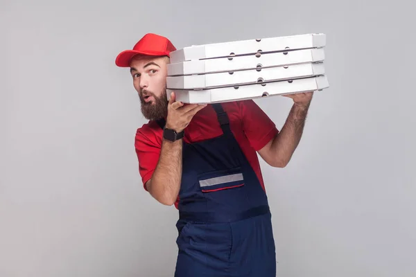 Joven Repartidor Juguetón Con Barba Uniforme Azul Camiseta Roja Sosteniendo —  Fotos de Stock