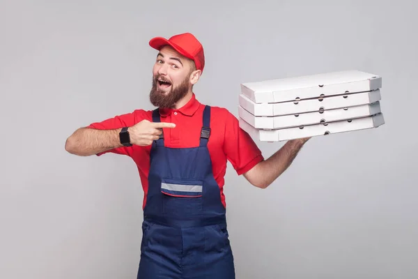 Genç Mutlu Teslimatçı Sakallı Mavi Üniforma Kırmızı Shirt Holding Işaret — Stok fotoğraf