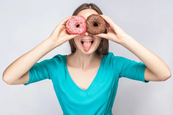 Olumlu Çılgın Kadın Mavi Bluz Donuts Gözlerle Kapsayan Dilini Gri — Stok fotoğraf