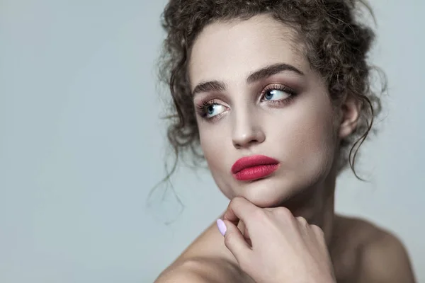 Retrato Beleza Jovem Modelo Moda Bonita Com Cabelos Encaracolados Escuros — Fotografia de Stock