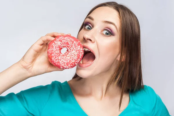 Retrato Joven Hambrienta Hermosa Mujer Blusa Azul Tratando Morder Donut — Foto de Stock