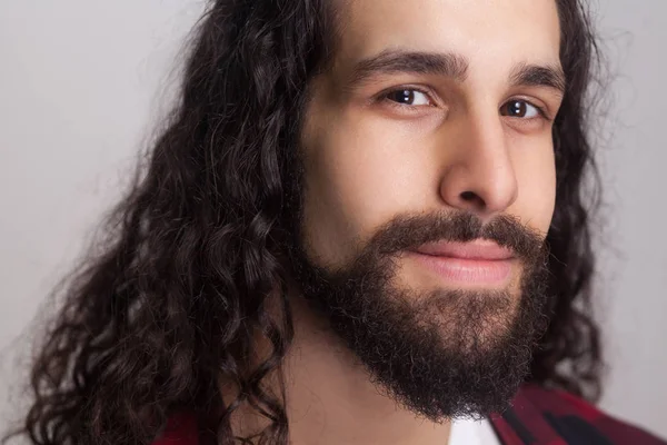 Retrato Primer Plano Hombre Guapo Confiado Con Cabello Largo Rizado — Foto de Stock