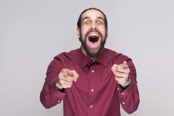 Hombre Guapo Con Cabello Oscuro Barba Camisa Roja Pie Apuntando —  Fotos de Stock