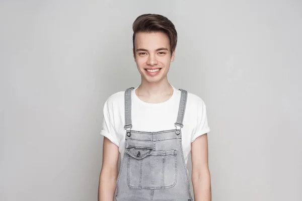 Retrato Jovem Morena Feliz Estilo Casual Com Shirt Branca Macacão — Fotografia de Stock