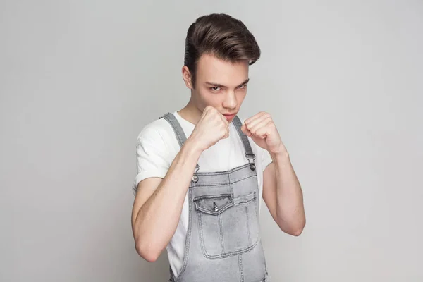 Πορτρέτο Του Σοβαρή Νεαρός Άνδρας Μελαχρινή Casual Στιλ Shirt Και — Φωτογραφία Αρχείου