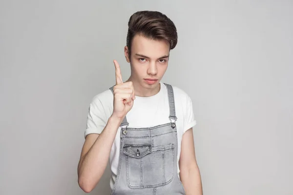 Portrait Jeune Homme Brune Sérieux Dans Style Décontracté Avec Shirt — Photo