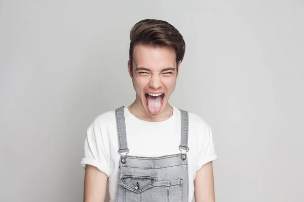 Retrato Louco Engraçado Jovem Morena Estilo Casual Com Shirt Branca — Fotografia de Stock