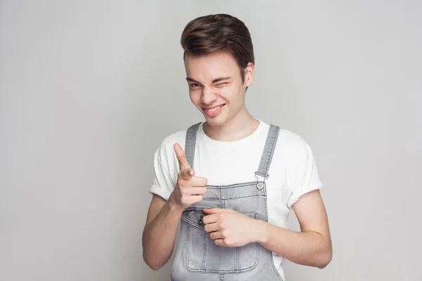 Portret Śmieszne Młody Człowiek Brunetka Dzień Styl Shirt Dżinsowe Ogrodniczki — Zdjęcie stockowe