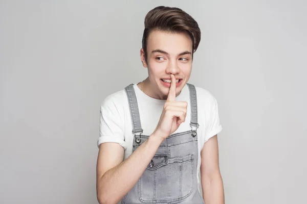 Drôle Jeune Homme Brune Dans Style Décontracté Avec Shirt Blanc — Photo