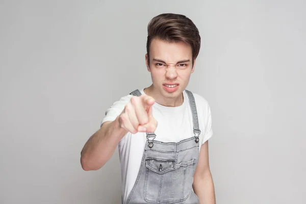 Irritado Jovem Morena Homem Estilo Casual Com Shirt Jeans Macacão — Fotografia de Stock