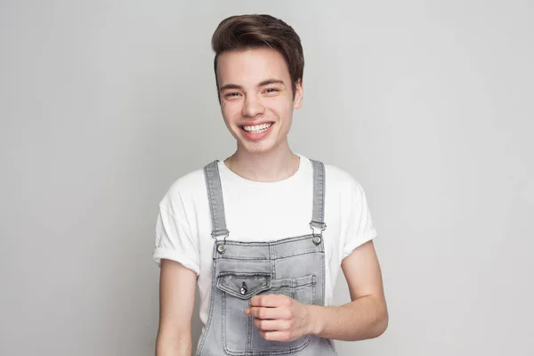 Retrato Jovem Morena Feliz Estilo Casual Com Shirt Branca Macacão — Fotografia de Stock