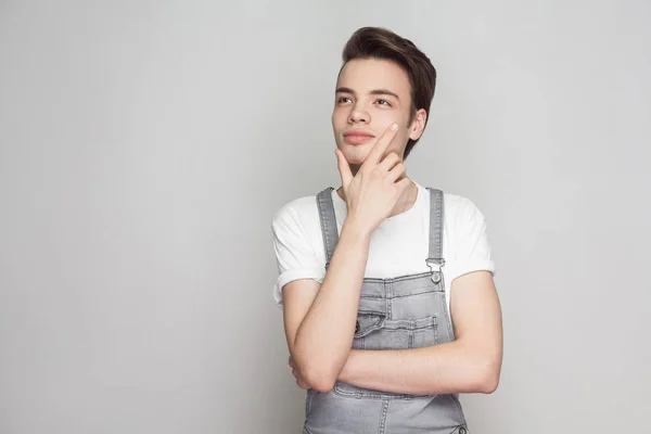 Portret Van Gelukkig Dromerige Jonge Brunette Man Casual Stijl Met — Stockfoto