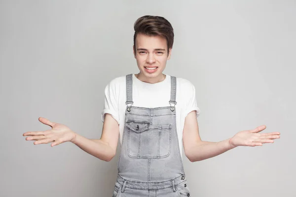 Retrato Jovem Morena Duvidoso Estilo Casual Com Shirt Branca Macacão — Fotografia de Stock