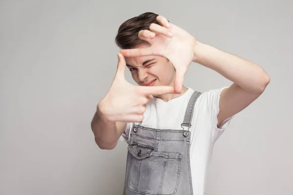 Retrato Hombre Joven Morena Estilo Casual Con Camiseta Blanca Overoles — Foto de Stock