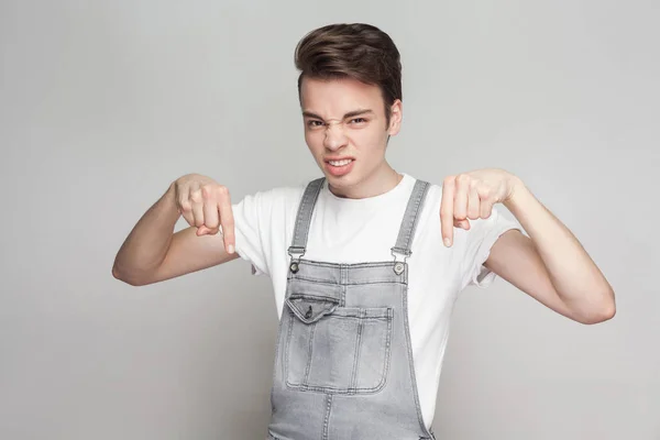 Jeune Homme Brune Colère Dans Style Décontracté Avec Shirt Salopettes — Photo
