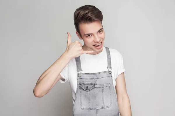 Portret Van Gelukkige Jonge Brunette Man Casual Stijl Met Shirt — Stockfoto