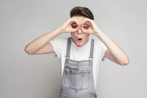 Portrait Jeune Homme Brune Étonné Dans Style Décontracté Avec Shirt — Photo