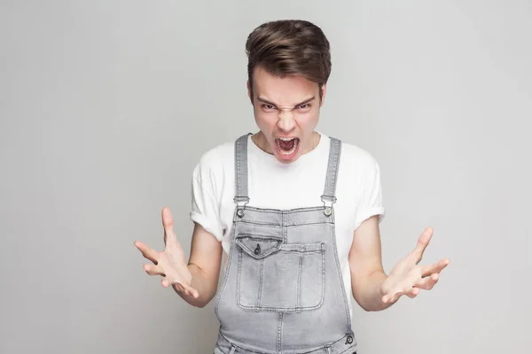 Portrait Jeune Homme Brune Colère Dans Style Décontracté Avec Shirt — Photo