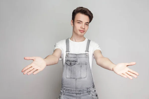 Retrato Jovem Morena Feliz Estilo Casual Com Shirt Branca Macacão — Fotografia de Stock