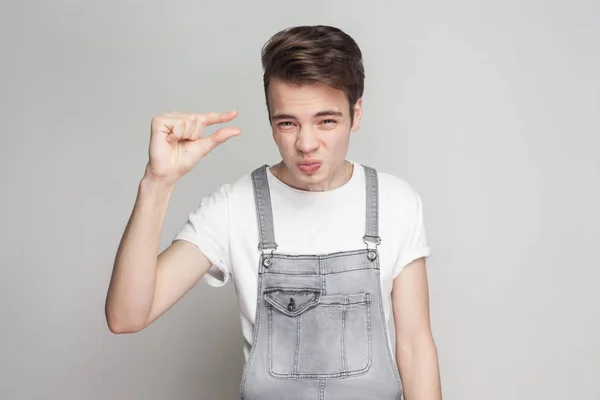 Retrato Preocupação Jovem Morena Estilo Casual Com Shirt Denim Macacão — Fotografia de Stock