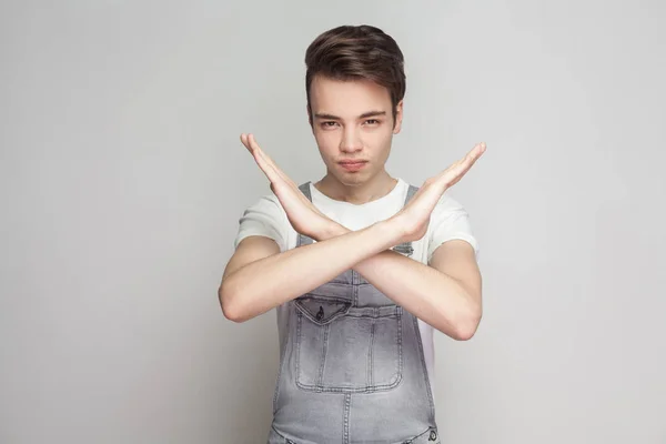 Retrato Jovem Morena Séria Estilo Casual Com Shirt Macacão Jeans — Fotografia de Stock