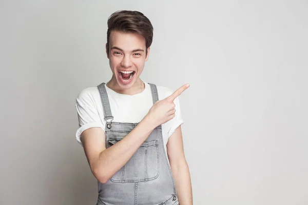 Porträt Eines Überraschten Jungen Brünetten Mannes Lässigem Stil Mit Shirt — Stockfoto