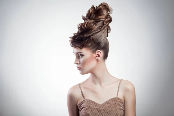 Retrato Mulher Morena Atraente Com Penteado Elegante Maquiagem Vestindo Singlet — Fotografia de Stock