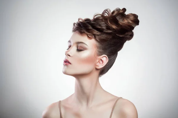 Retrato Mujer Morena Atractiva Con Peinado Elegante Maquillaje Posando Con —  Fotos de Stock