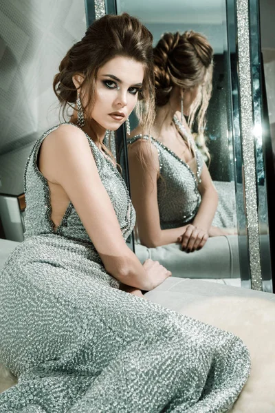 Hermosa Mujer Con Maquillaje Brillante Vestido Noche Plata Mirando Cámara — Foto de Stock