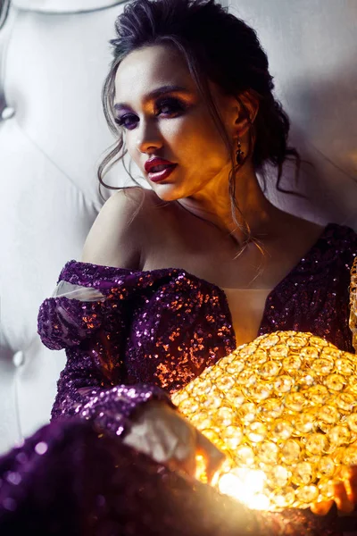Femme Séduisante Robe Soirée Tenant Lampe Chevet Décorative Couché Dans — Photo