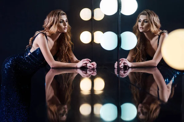 Muhteşem Parlak Makyaj Profesyonel Aydınlatma Ayna Yakınındaki Masada Eğilerek Koyu — Stok fotoğraf