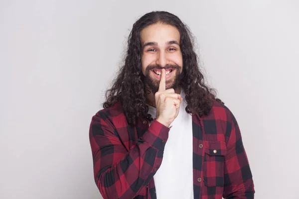 Homem Engraçado Com Barba Cabelo Encaracolado Longo Preto Xadrez Camisa — Fotografia de Stock