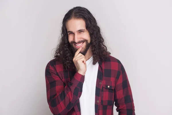 Retrato Homem Bonito Brincalhão Com Barba Cabelo Encaracolado Longo Preto — Fotografia de Stock