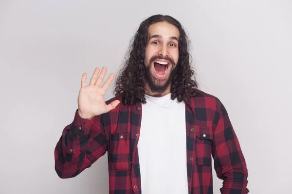 Feliz Homem Surpreso Com Barba Cabelo Encaracolado Longo Preto Camisa — Fotografia de Stock