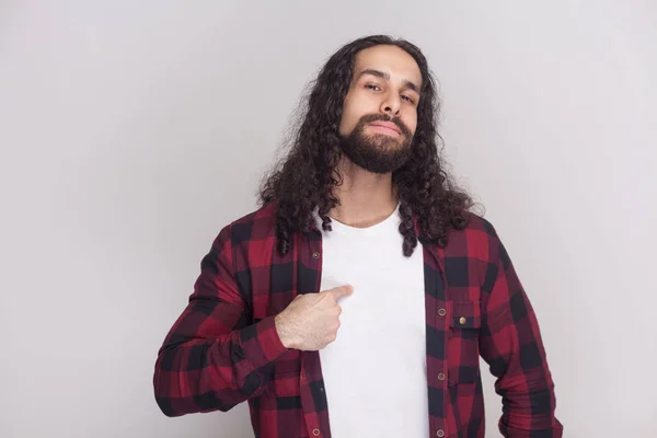 Retrato Homem Bonito Orgulhoso Com Barba Cabelo Encaracolado Longo Preto — Fotografia de Stock