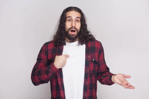 Homem Bonito Surpreso Com Barba Cabelo Encaracolado Longo Preto Camisa — Fotografia de Stock