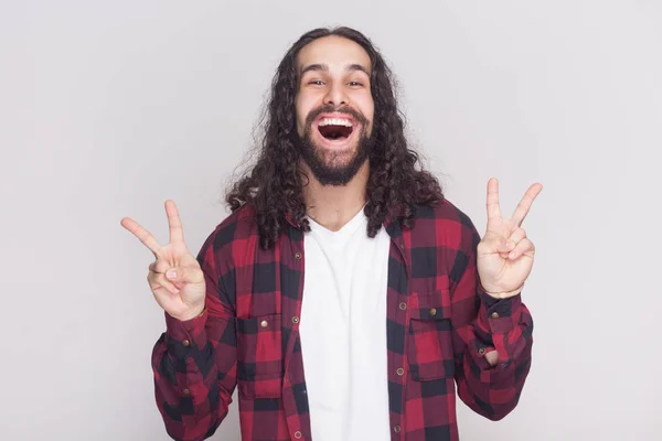 Gelukkig Knap Man Met Baard Zwarte Lang Krullend Haar Geruite — Stockfoto