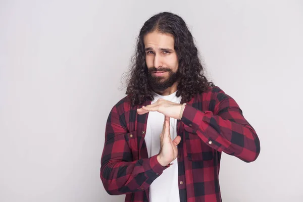 Homem Bonito Com Barba Cabelo Encaracolado Longo Preto Camisa Vermelha — Fotografia de Stock