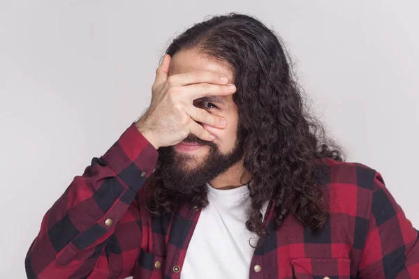 Retrato Homem Engraçado Bonito Com Barba Cabelo Encaracolado Longo Preto — Fotografia de Stock